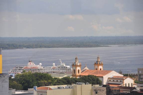 Rio Negro visto do restaurante giratório Taj Mahal, em Manaus - AM